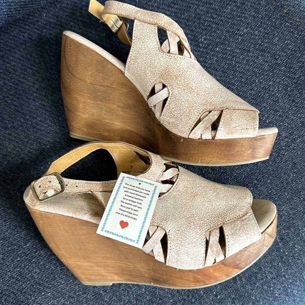 New Very Volatile crackle wood heel platform slingback sandal size 9